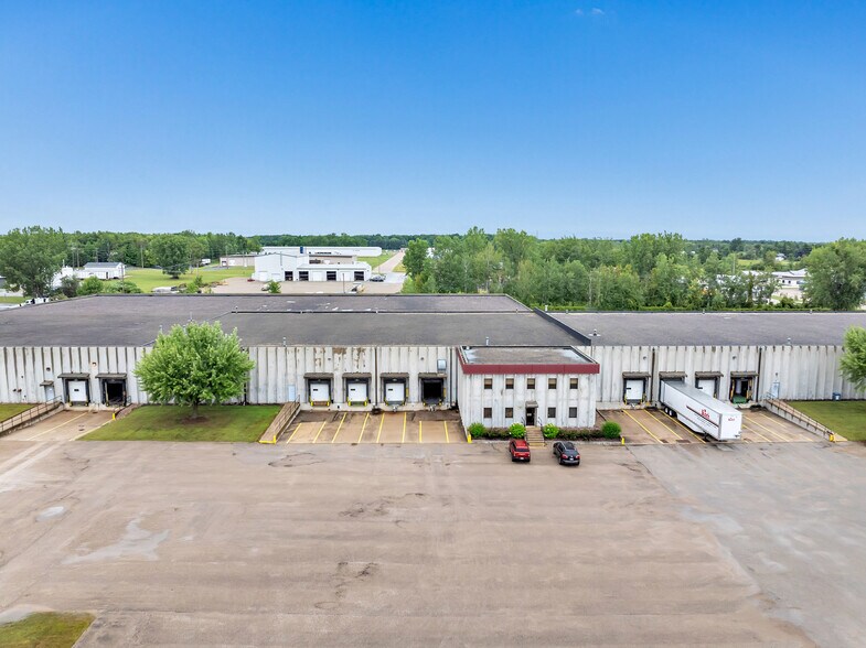 More Photos Of 205 E Highland Dr, Oconto Falls Service For Lease