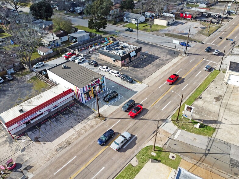 More Photos Of 2007 N Main St, Baytown General Retail For Sale