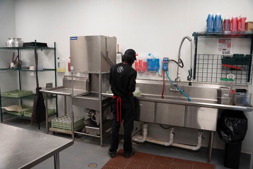 More Photos Of 11040 W IH-10, San Antonio Restaurant For Lease