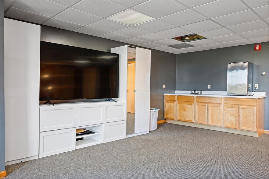 More Photos Of 341 US Route 1, Weston Hotel For Lease