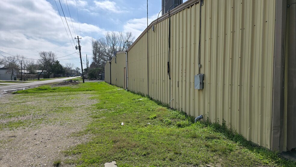 More Photos Of 607 Grand Ave, Bacliff Flex For Lease