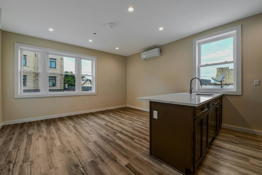 More Photos Of 400 New York Ave, Huntington Restaurant For Sale