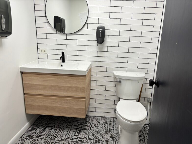 More Photos Of 3632-3652 N Cicero Ave, Chicago Showroom For Sale