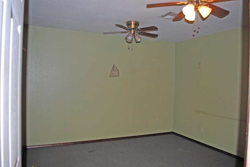 More Photos Of 223-227 S Main St, Wagoner Warehouse For Sale