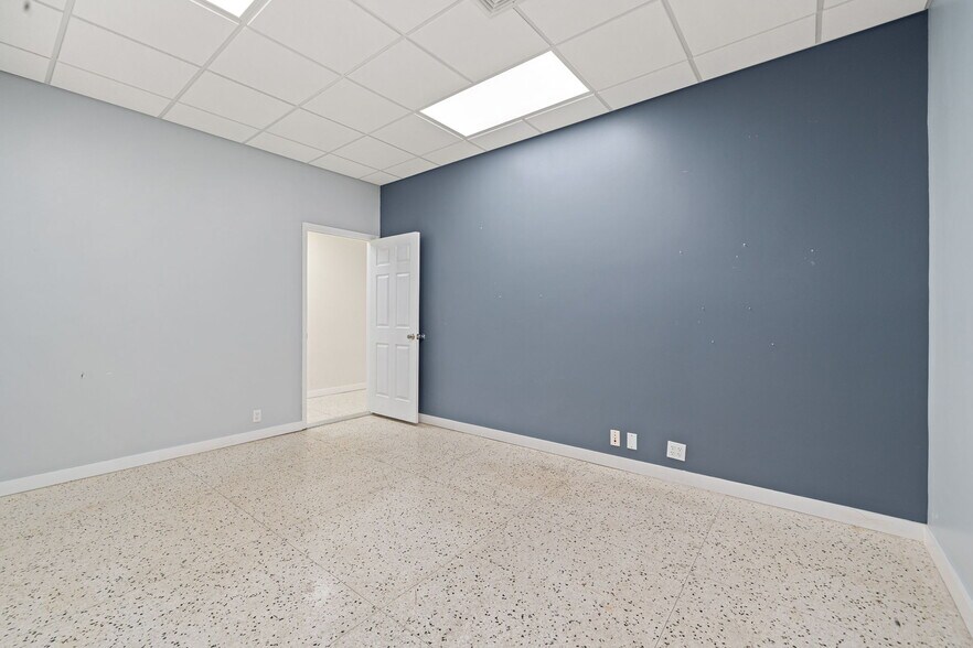 More Photos Of 9941 Rowlett Rd, Houston Medical For Lease