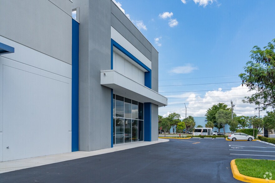 More Photos Of 5900 N Powerline Rd, Fort Lauderdale Warehouse For Lease