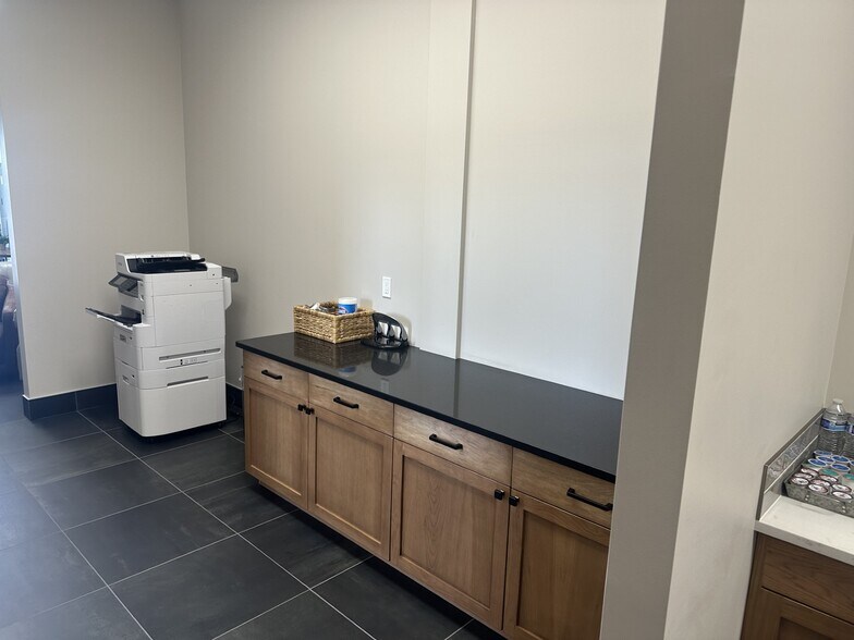 More Photos Of 5204 W Okanogan Ave, Kennewick Light Distribution For Lease