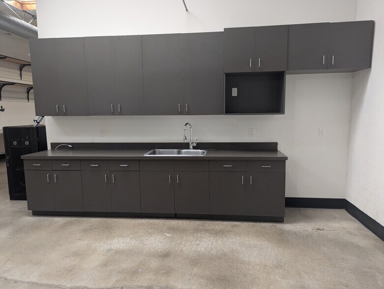 More Photos Of 530 Cypress Ave, Hermosa Beach Warehouse For Lease