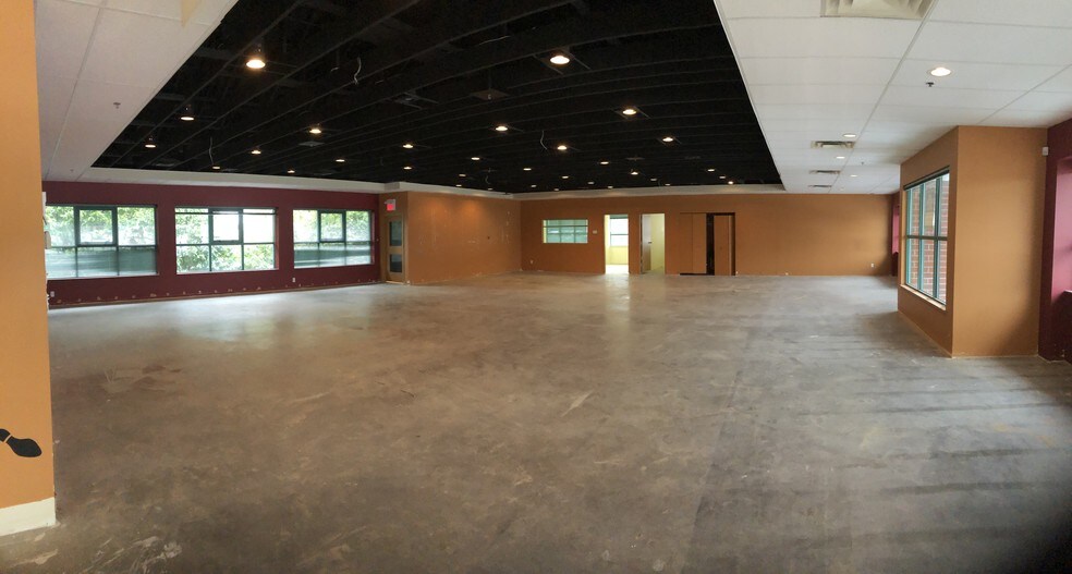 More Photos Of 3242 Westwood St, Port Coquitlam Storefront Retail Office For Lease