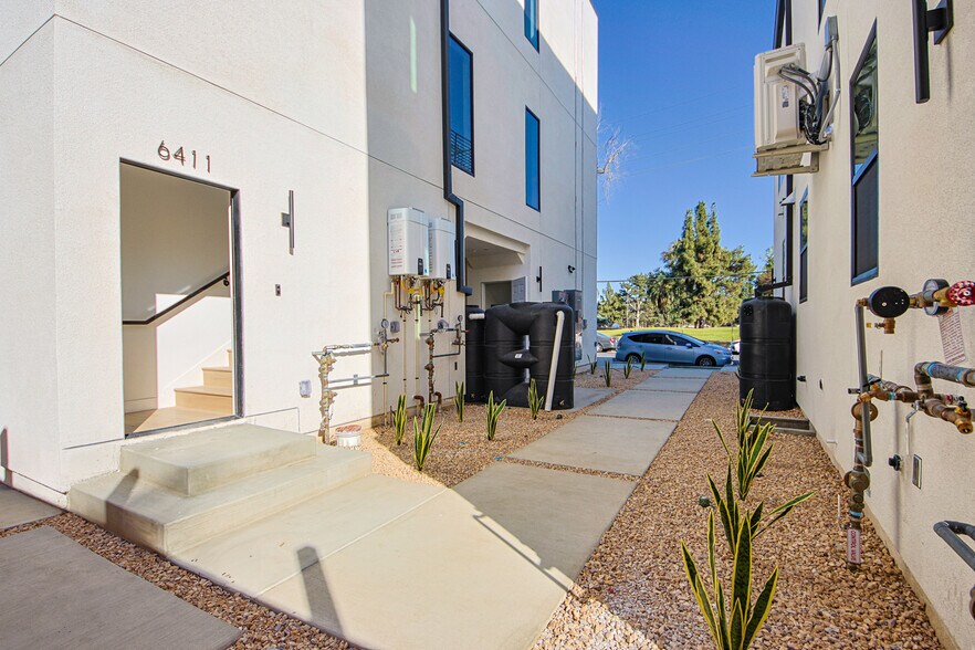 More Photos Of 6401 Odessa Ave, Lake Balboa Multifamily For Sale