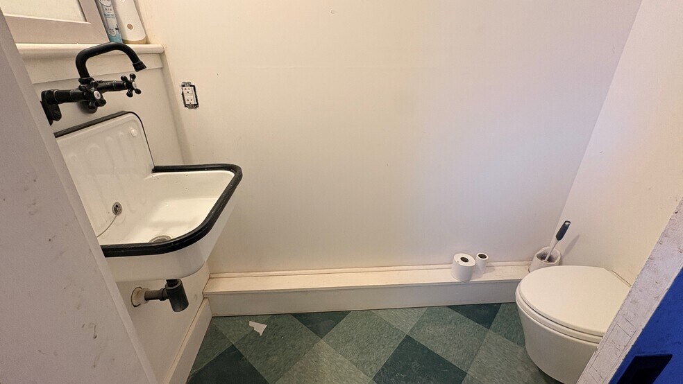 More Photos Of 620 1/2 Warren St, Hudson General Retail For Lease