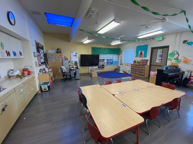 More Photos Of 2000 Stoner Ave, Los Angeles Schools For Lease