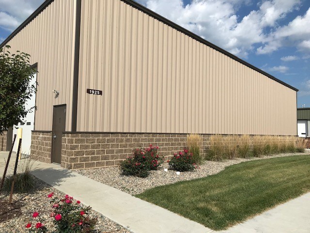 More Photos Of 1925 SW 5th St, Lincoln Warehouse For Lease