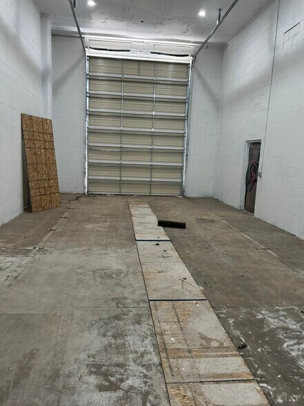 More Photos Of 225 N Highway 91, Summit Service For Lease