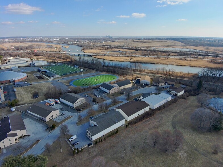 More Photos Of 4 Lewis Cir, Wilmington Warehouse For Lease