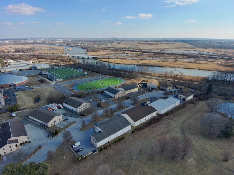More Photos Of 4 Lewis Cir, Wilmington Warehouse For Lease