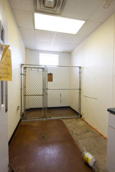 More Photos Of 1850 Berryhill Rd, Cordova Veterinarian Kennel For Sale