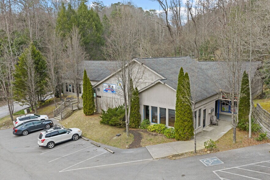 More Photos Of 170 Glades Rd, Gatlinburg Freestanding For Sale