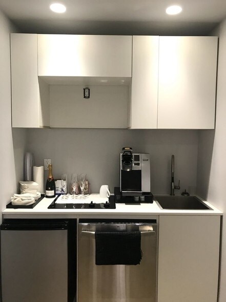 More Photos Of 14 E 55th St, New York General Retail For Sale