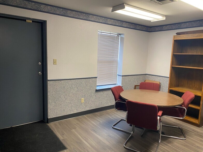 More Photos Of 104 N Arthur St, McGregor Warehouse For Lease