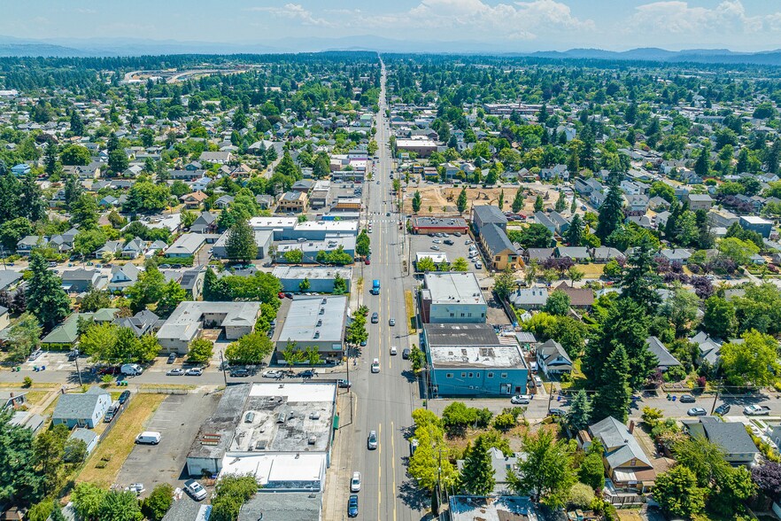 More Photos Of 7131-7145 NE Glisan St, Portland Showroom For Lease