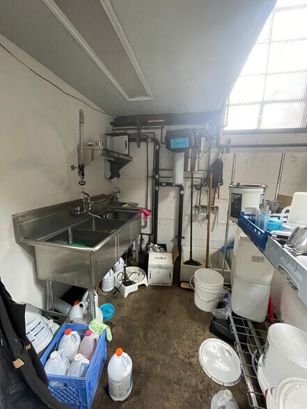 More Photos Of 368 Mcguinness Blvd, Brooklyn Warehouse For Lease