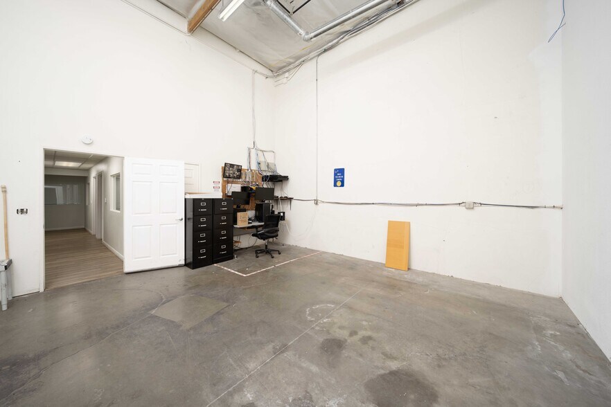 More Photos Of 647 W Avenue L 14, Lancaster Service For Lease