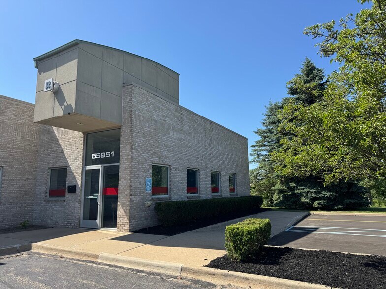 Primary Photo Of 55951 Gratiot Ave, Chesterfield Office For Sale