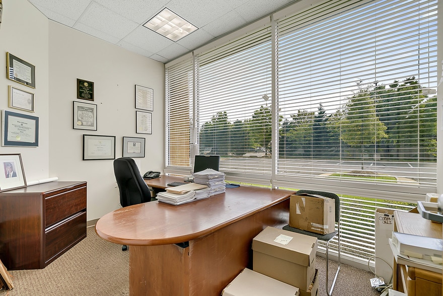 More Photos Of 4229 Lafayette Center Dr, Chantilly Business Park For Lease