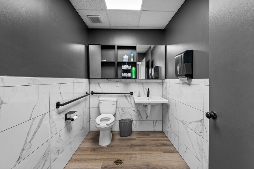 More Photos Of 4412 W Osborne Ave, Tampa Light Distribution For Lease