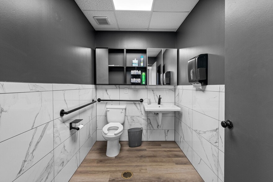 More Photos Of 4412 W Osborne Ave, Tampa Showroom For Sale