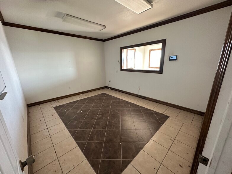 More Photos Of 2227 Wolfcamp Cir, Midland Industrial For Lease