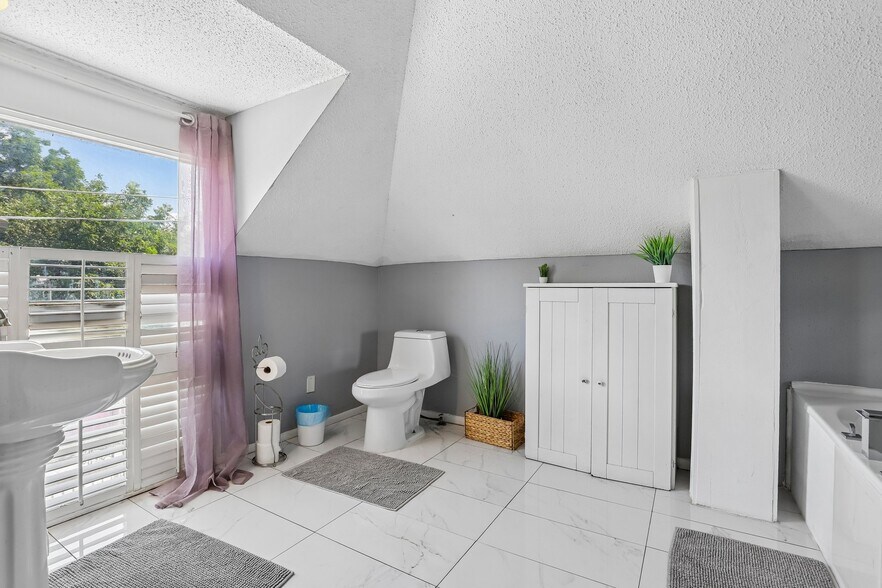 More Photos Of 421 Howard St, San Antonio Hospitality For Sale