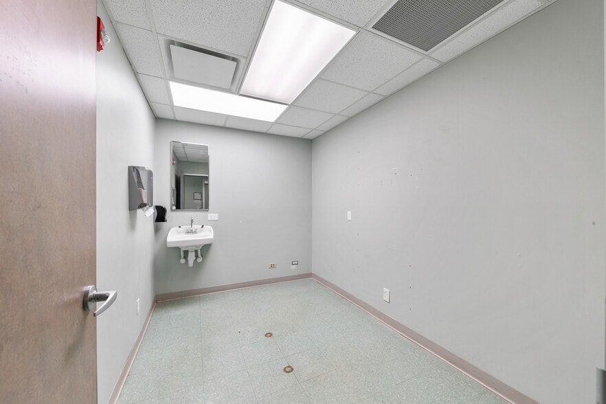 More Photos Of 3828 Avenue N, Galveston Hospital For Lease