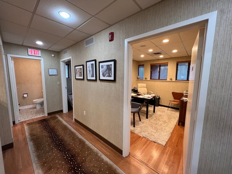 More Photos Of 2 1/2 Dearfield Dr, Greenwich Medical For Lease