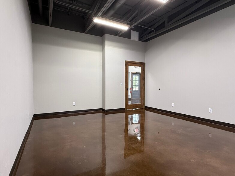 More Photos Of 8136 Silver Crossing, Oklahoma City Warehouse For Lease