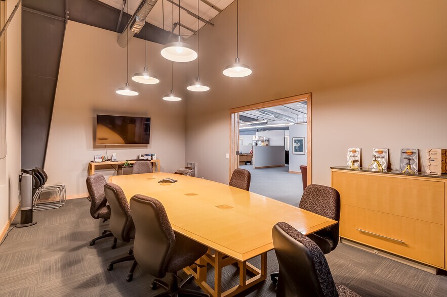 More Photos Of 913 Squalicum Way, Bellingham Distribution For Lease