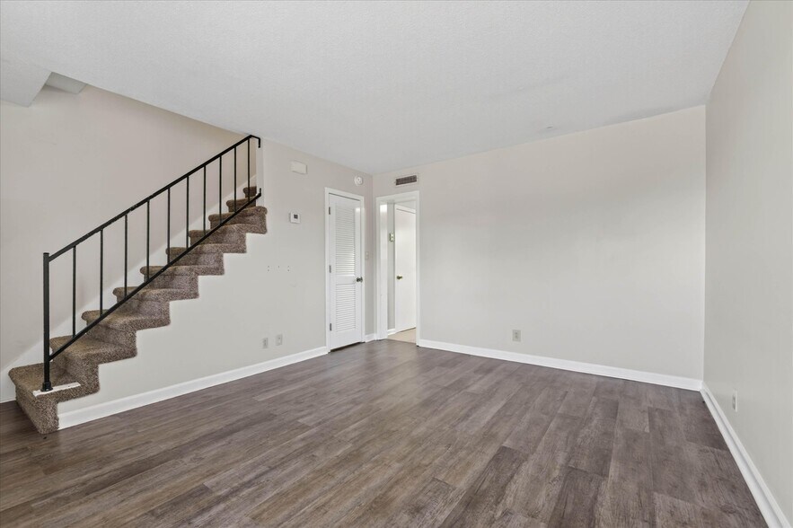 More Photos Of 1531 E Knollwood Cir, Clarksville Apartments For Sale