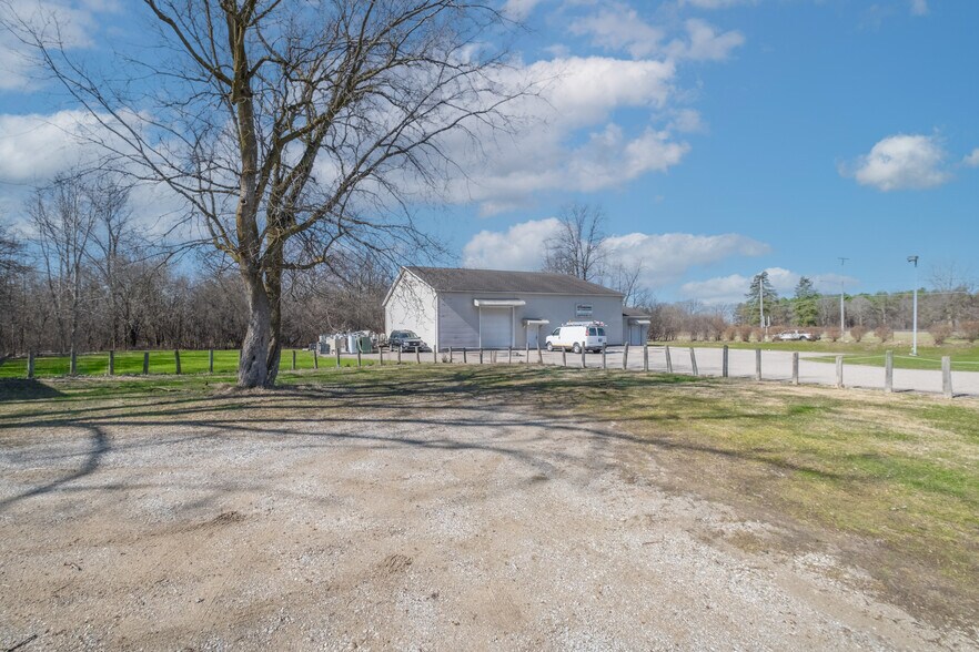 More Photos Of 2170 Lavelle Rd, Flint Flex For Sale