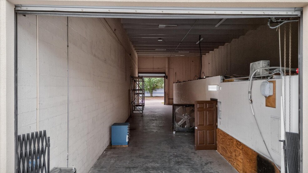 More Photos Of 3815 NW 125th St, Opa Locka Showroom For Lease