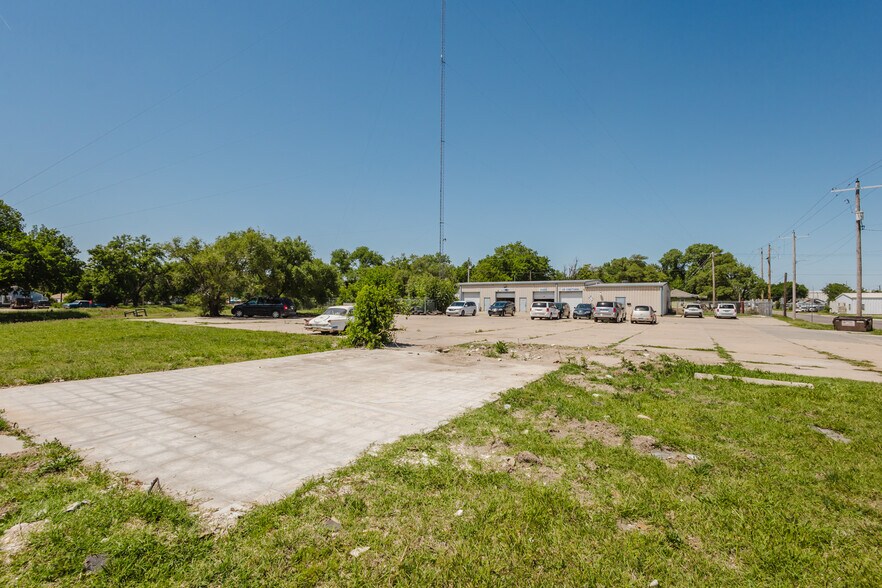 More Photos Of 2555 N Market St, Wichita Auto Repair For Sale