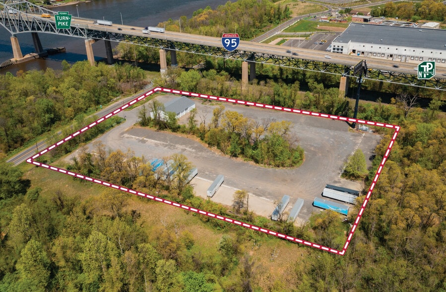 More Photos Of 1922 River Rd, Burlington Contractor Storage Yard For Lease
