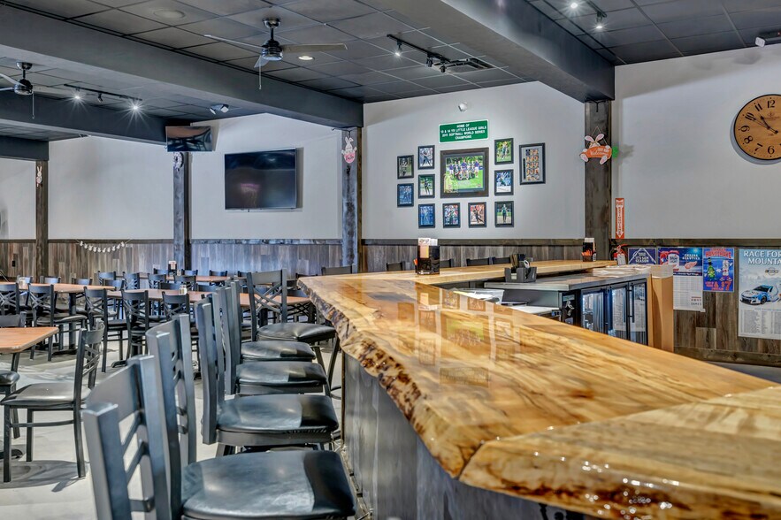 More Photos Of 53 N Howard Ave, Croswell Bar For Sale