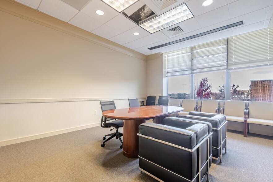 More Photos Of 140 E Main St, Rock Hill Office For Lease