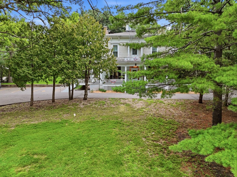 More Photos Of 2200 W Memorial Dr, Janesville Hospitality For Sale