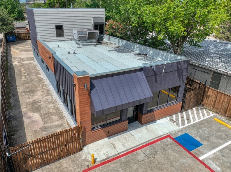 More Photos Of 1717 N Garrett Ave, Dallas Medical For Sale