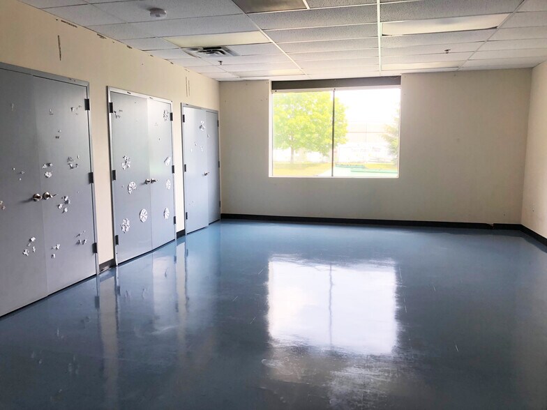 More Photos Of 900 Corporate Blvd, Newburgh Light Distribution For Lease