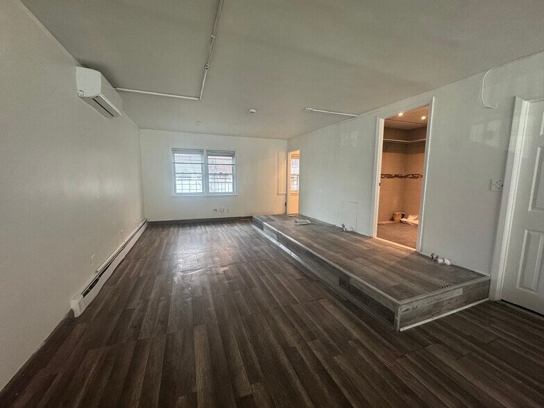 More Photos Of 9609 40th Rd, Corona Multifamily For Lease