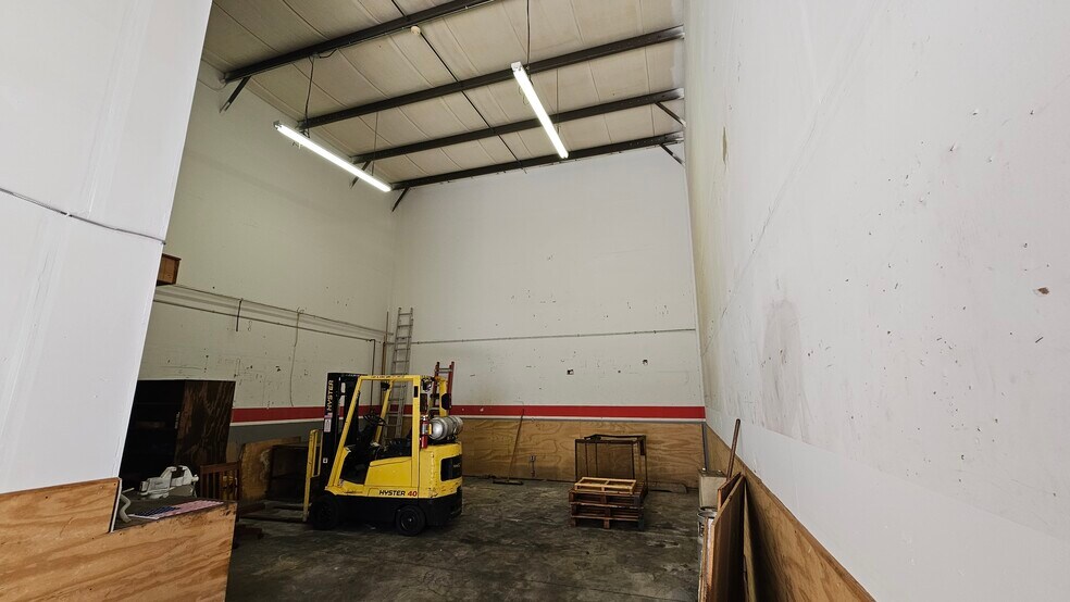 More Photos Of 1044 Industrial Dr, West Berlin Light Distribution For Lease