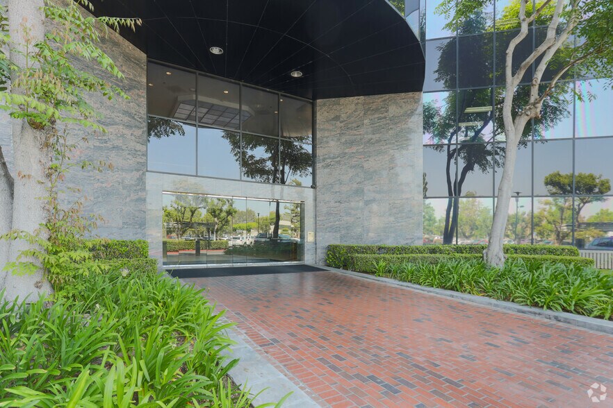 More Photos Of 400 N Tustin Ave, Santa Ana Office For Lease